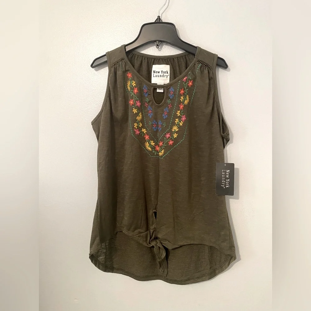 NWT New York Laundry tank top with Flower Embroidered Neckline size med & large - Picture 1 of 3